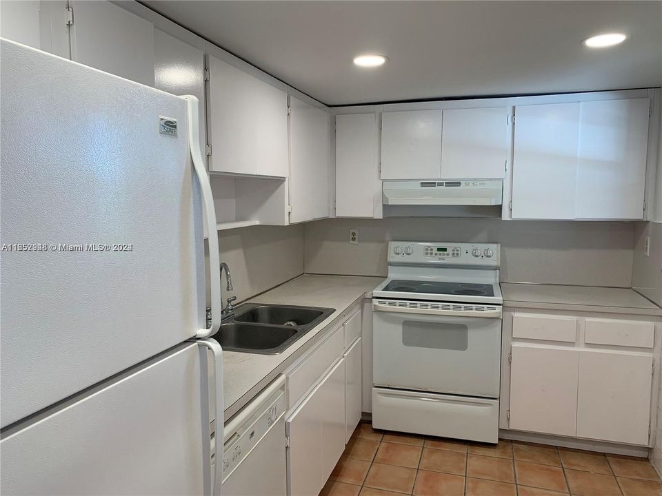 Active With Contract: $2,000 (1 beds, 1 baths, 838 Square Feet)