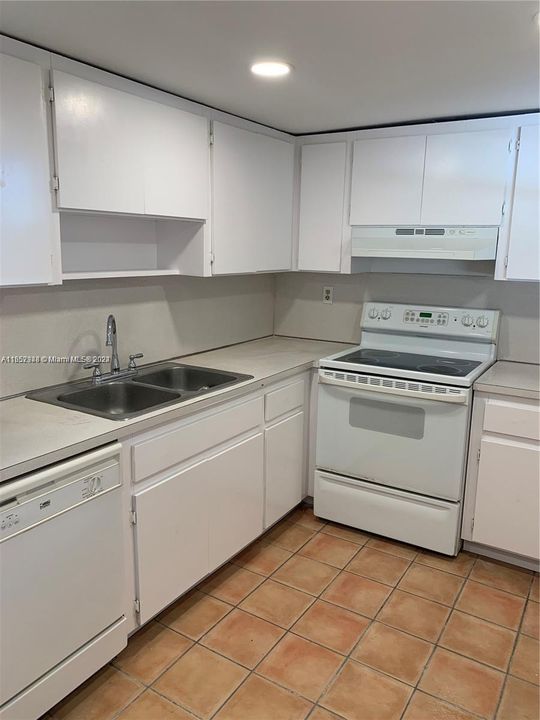 Active With Contract: $2,000 (1 beds, 1 baths, 838 Square Feet)