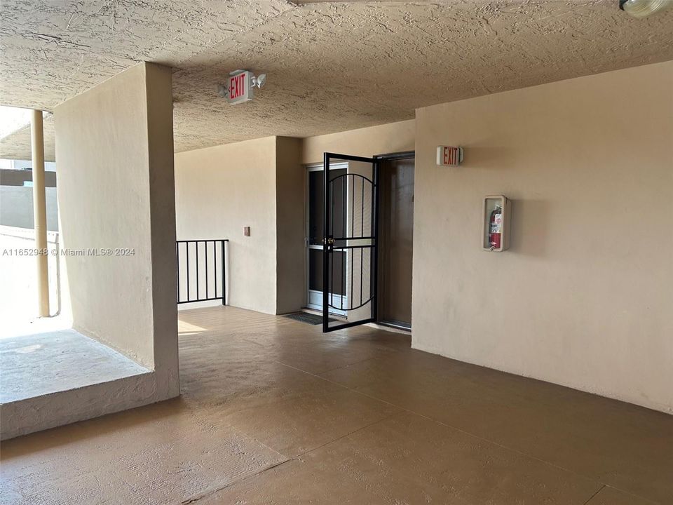 Active With Contract: $2,000 (1 beds, 1 baths, 838 Square Feet)