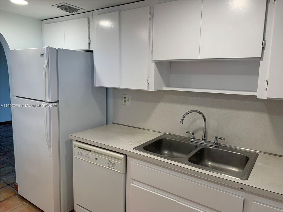 Active With Contract: $2,000 (1 beds, 1 baths, 838 Square Feet)