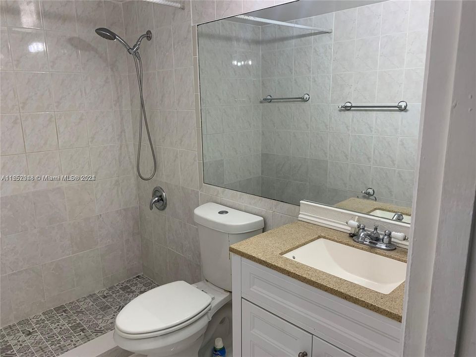 Active With Contract: $2,000 (1 beds, 1 baths, 838 Square Feet)