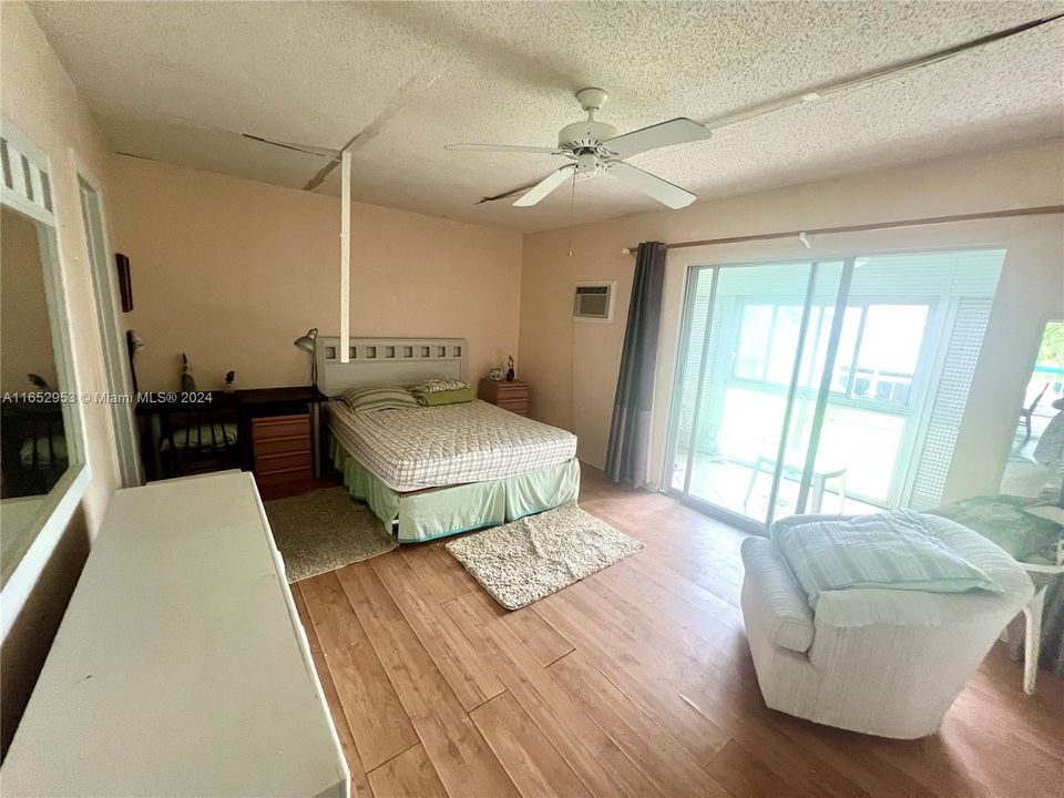 For Sale: $99,900 (1 beds, 1 baths, 700 Square Feet)