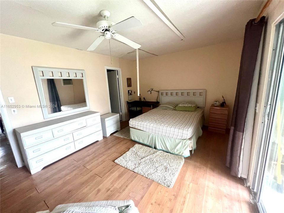 For Sale: $99,900 (1 beds, 1 baths, 700 Square Feet)