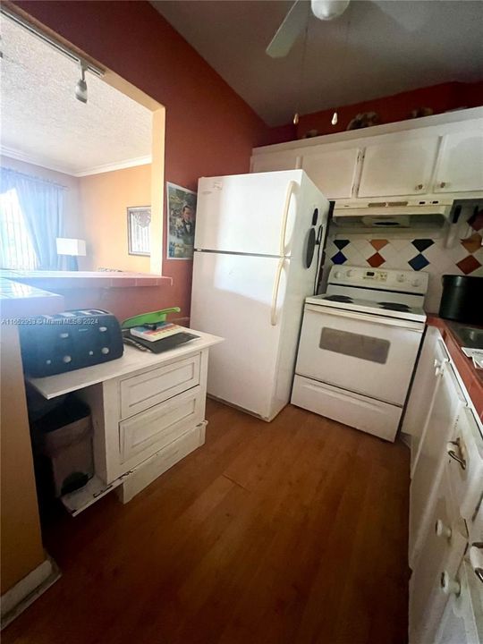 For Sale: $99,900 (1 beds, 1 baths, 700 Square Feet)