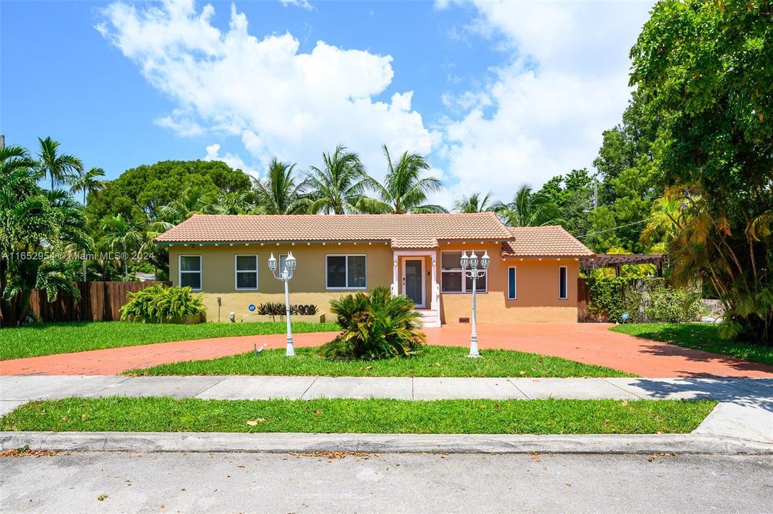 Active With Contract: $675,000 (3 beds, 2 baths, 1188 Square Feet)