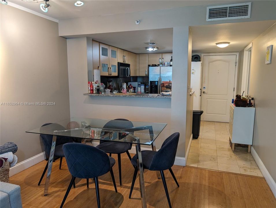 For Sale: $450,000 (1 beds, 1 baths, 791 Square Feet)