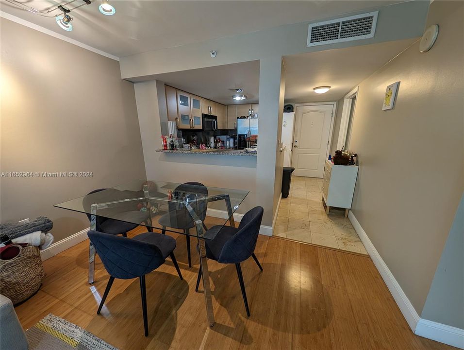 For Sale: $450,000 (1 beds, 1 baths, 791 Square Feet)