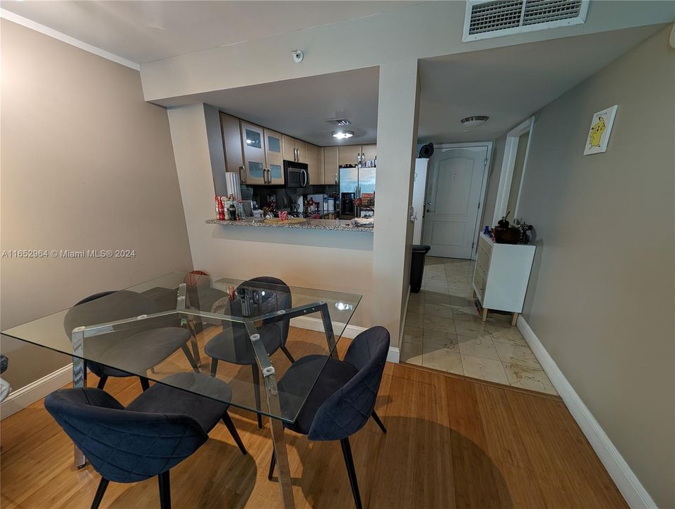 For Sale: $450,000 (1 beds, 1 baths, 791 Square Feet)