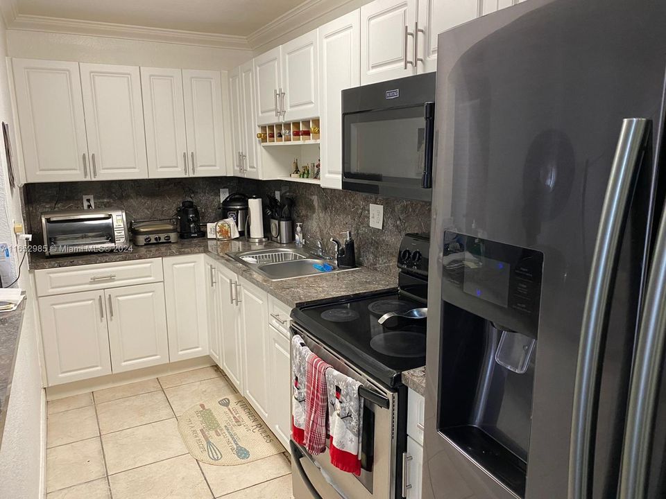 Active With Contract: $2,400 (2 beds, 2 baths, 1060 Square Feet)