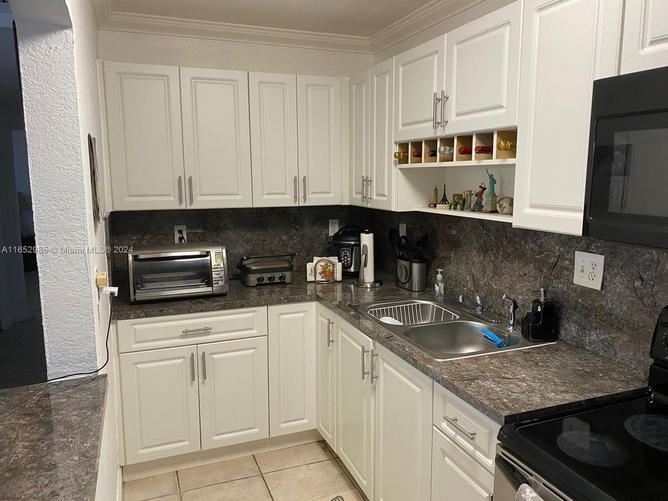 Active With Contract: $2,400 (2 beds, 2 baths, 1060 Square Feet)