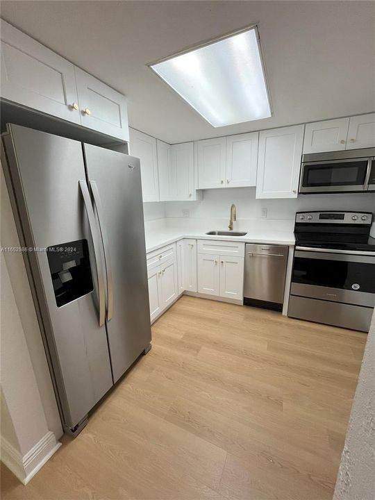 Active With Contract: $2,400 (2 beds, 2 baths, 973 Square Feet)