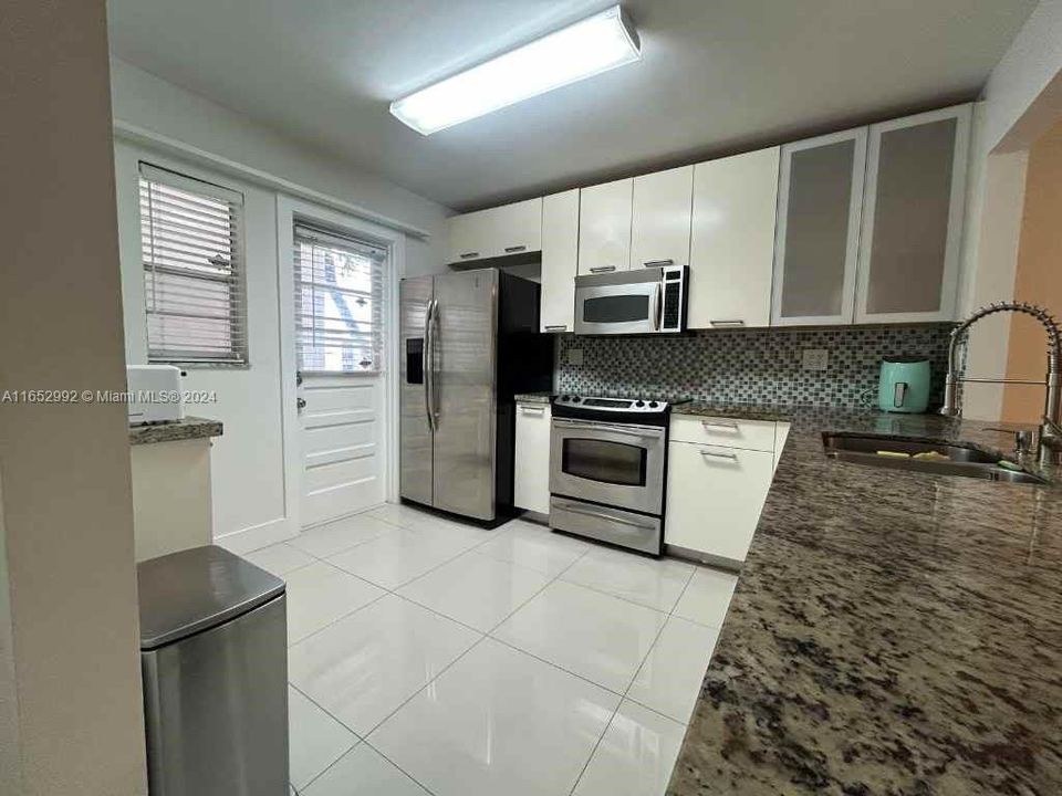 For Rent: $2,100 (2 beds, 2 baths, 949 Square Feet)