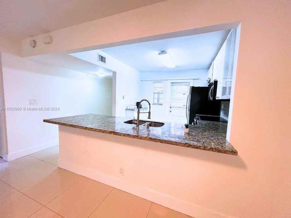 For Rent: $2,100 (2 beds, 2 baths, 949 Square Feet)