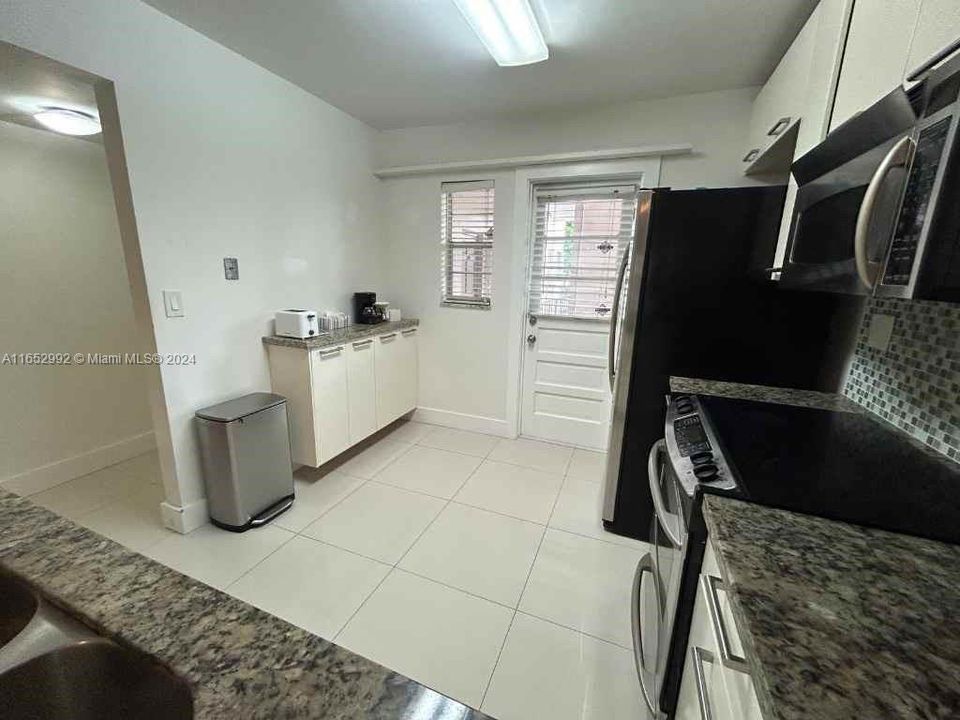 For Rent: $2,100 (2 beds, 2 baths, 949 Square Feet)