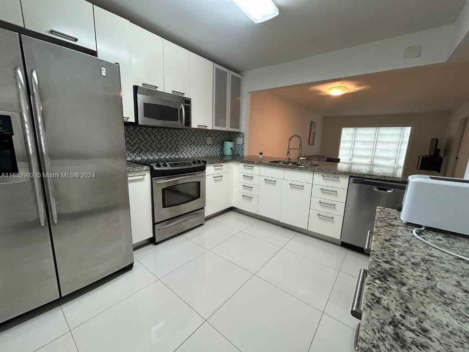 For Rent: $2,100 (2 beds, 2 baths, 949 Square Feet)