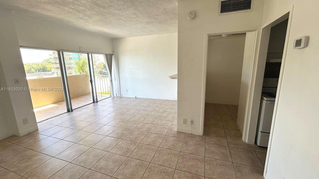 For Rent: $1,750 (0 beds, 1 baths, 580 Square Feet)