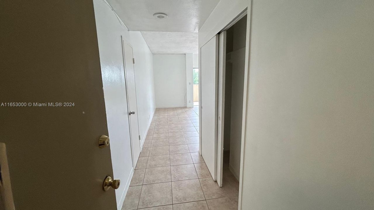 For Rent: $1,750 (0 beds, 1 baths, 580 Square Feet)