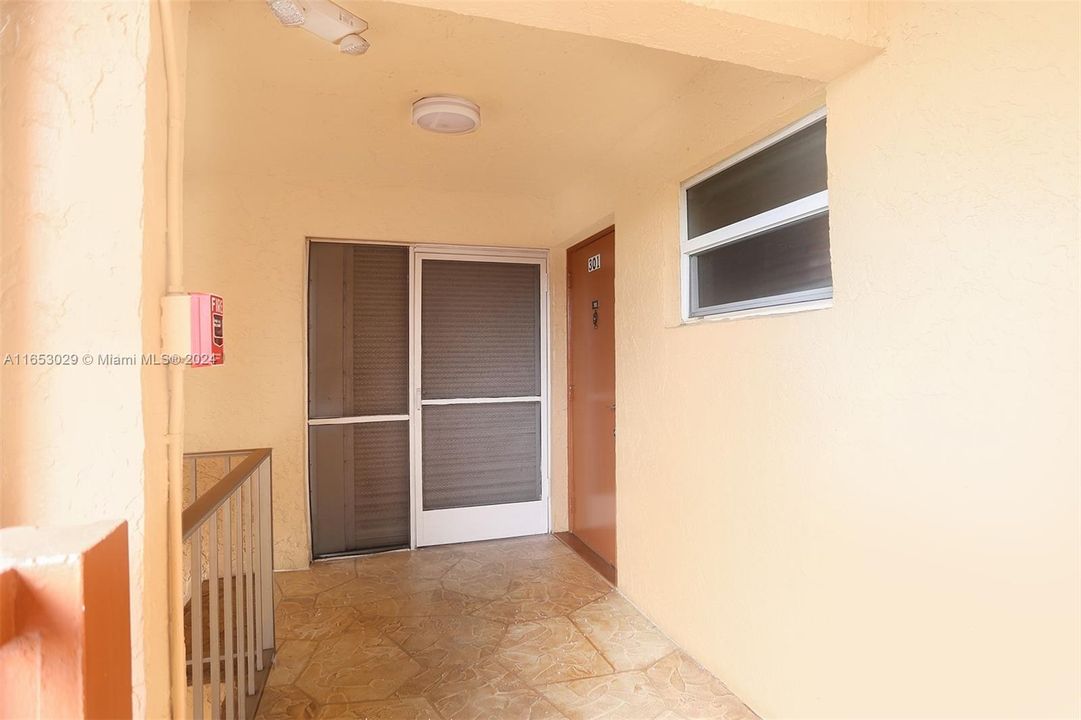 For Sale: $269,999 (2 beds, 2 baths, 970 Square Feet)