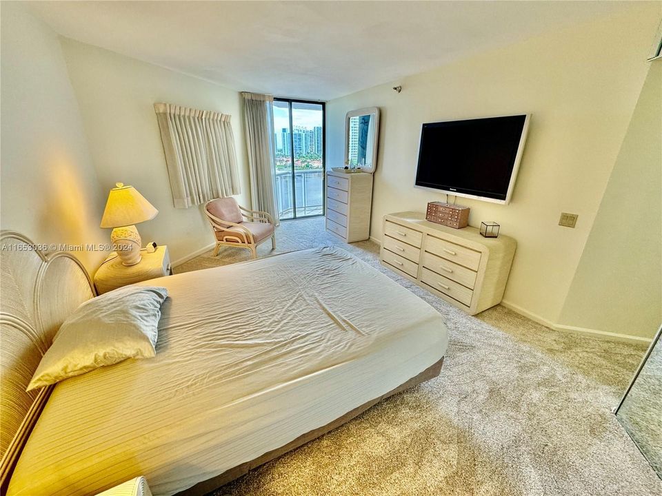 HUGE MASTER BEDROOM WITH LARGE SITTING AREA EAST WATER VIEWS PLASTERED CEILINGS "NO POPCORN"