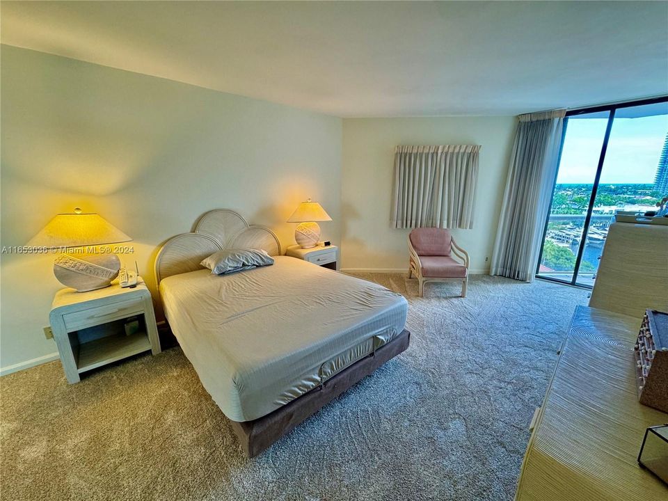 HUGE MASTER BEDROOM WITH LARGE SITTING AREA EAST WATER VIEWS PLASTERED CEILINGS "NO POPCORN"