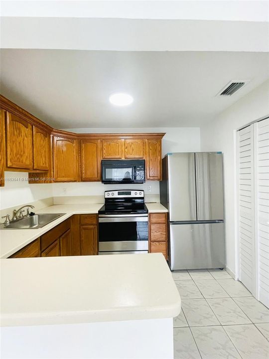 For Rent: $2,400 (2 beds, 2 baths, 856 Square Feet)