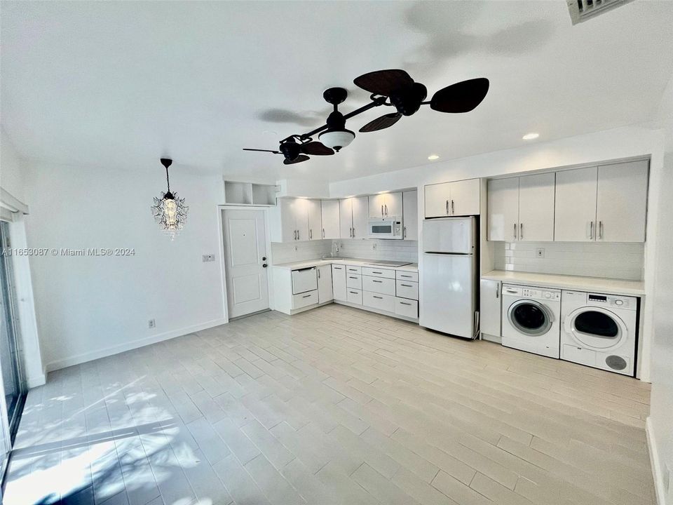 For Sale: $305,000 (1 beds, 1 baths, 535 Square Feet)