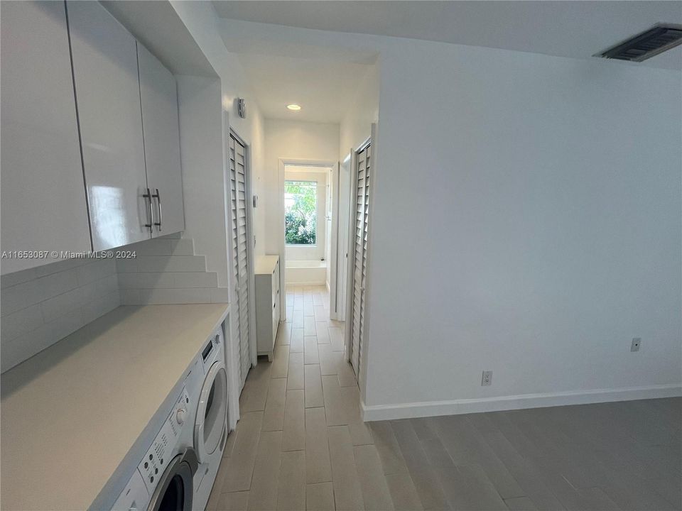 Active With Contract: $305,000 (1 beds, 1 baths, 535 Square Feet)