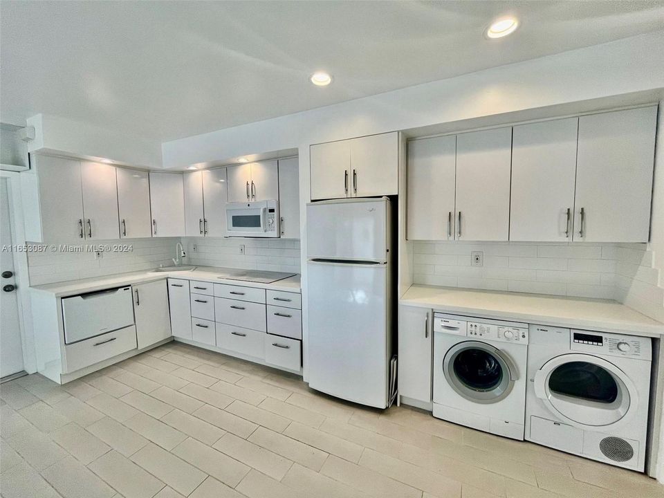 Active With Contract: $305,000 (1 beds, 1 baths, 535 Square Feet)