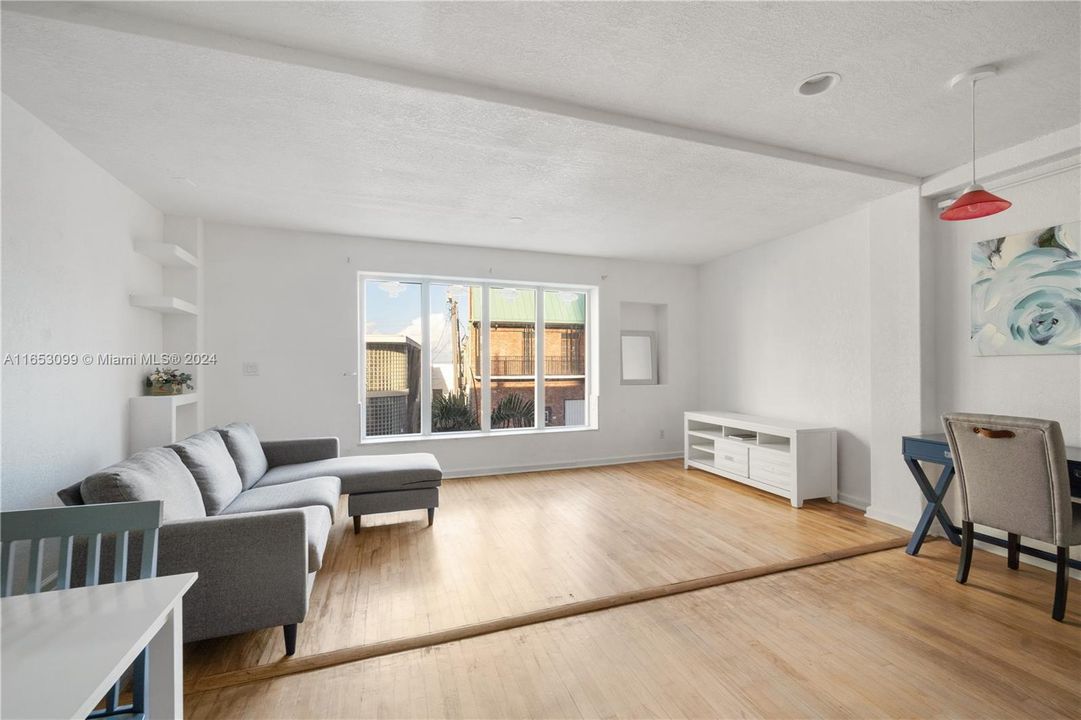 Active With Contract: $1,800 (1 beds, 1 baths, 1780 Square Feet)