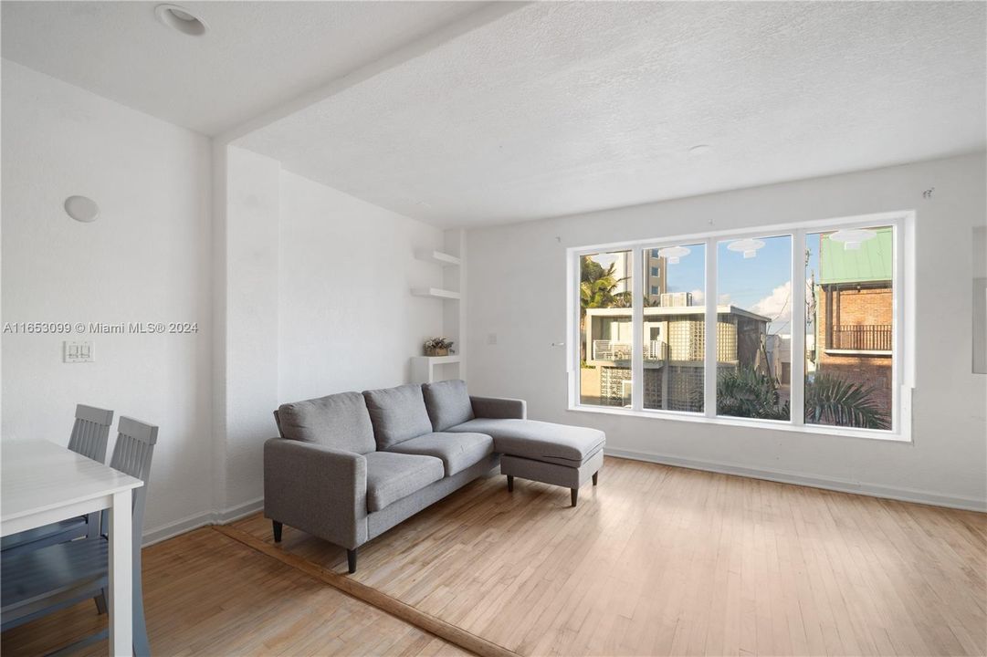 Active With Contract: $1,800 (1 beds, 1 baths, 1780 Square Feet)