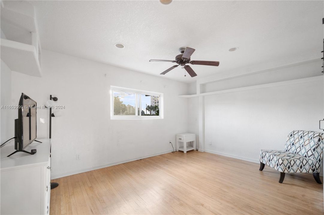 Active With Contract: $1,800 (1 beds, 1 baths, 1780 Square Feet)