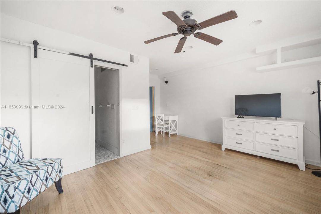 Active With Contract: $1,800 (1 beds, 1 baths, 1780 Square Feet)