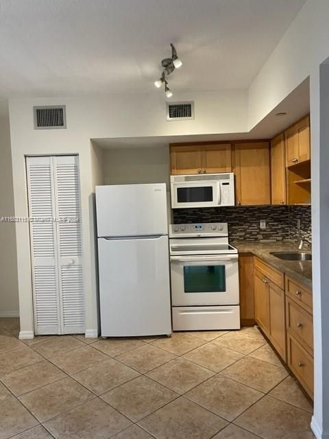 Active With Contract: $1,800 (1 beds, 1 baths, 400 Square Feet)