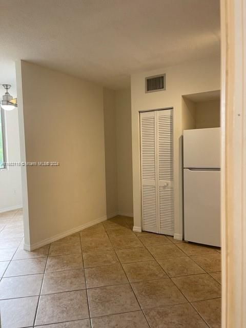 Active With Contract: $1,800 (1 beds, 1 baths, 400 Square Feet)