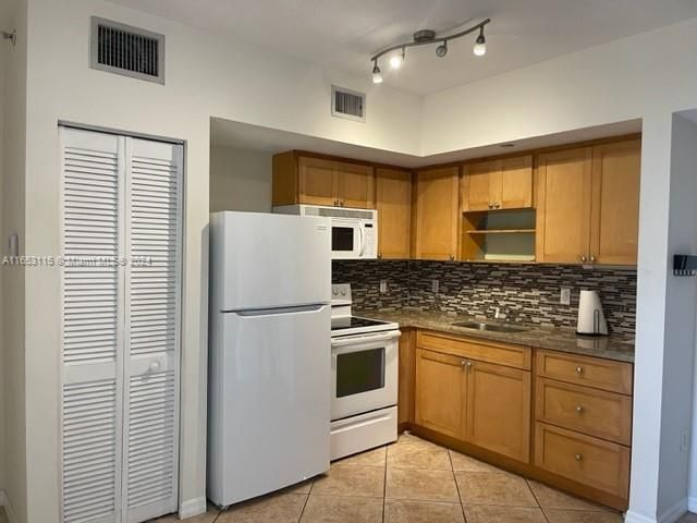 Active With Contract: $1,800 (1 beds, 1 baths, 400 Square Feet)