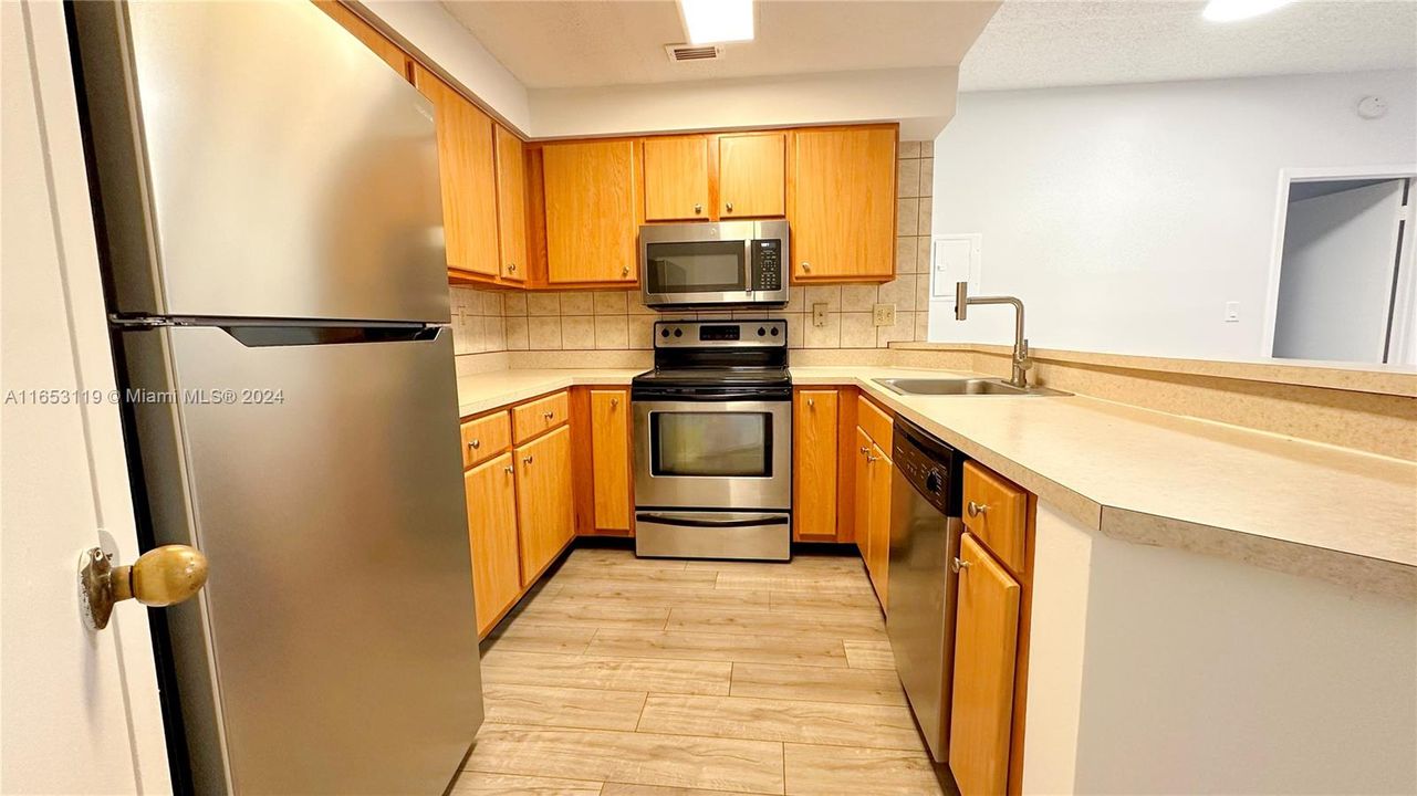 For Rent: $2,100 (2 beds, 2 baths, 858 Square Feet)