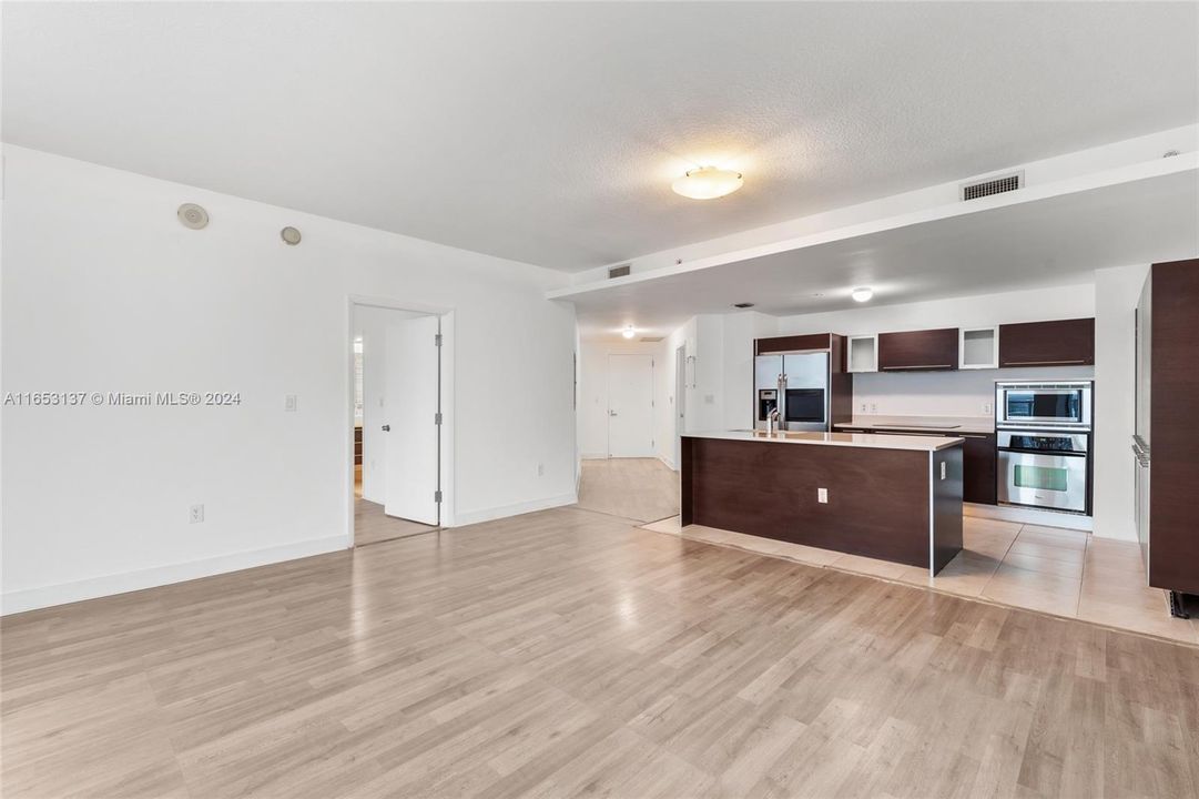 Active With Contract: $3,850 (2 beds, 2 baths, 1162 Square Feet)