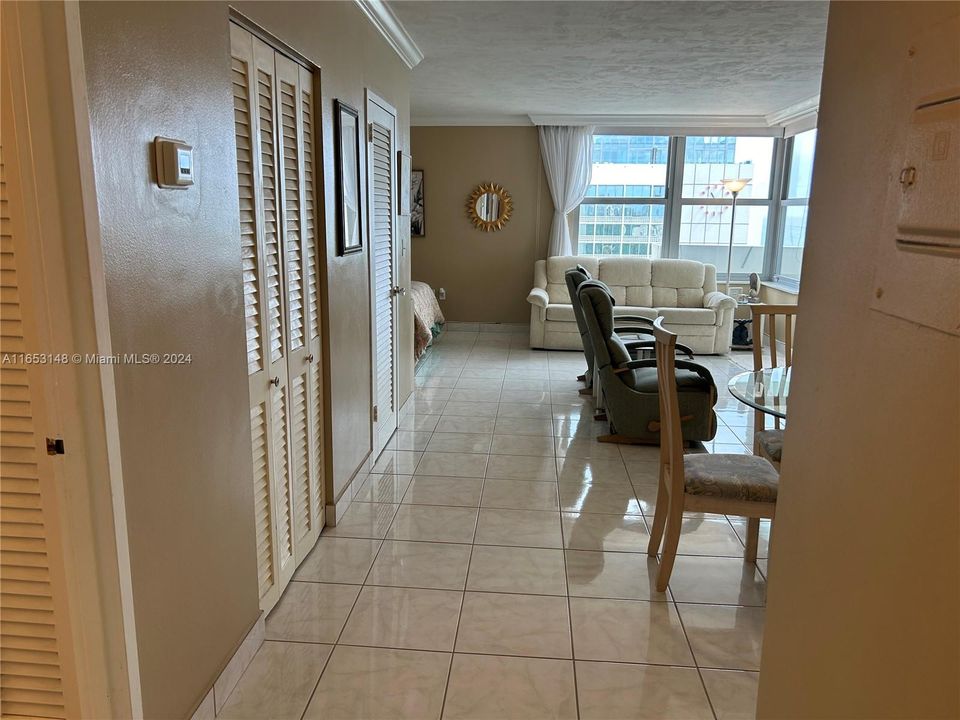 Active With Contract: $2,250 (0 beds, 1 baths, 600 Square Feet)