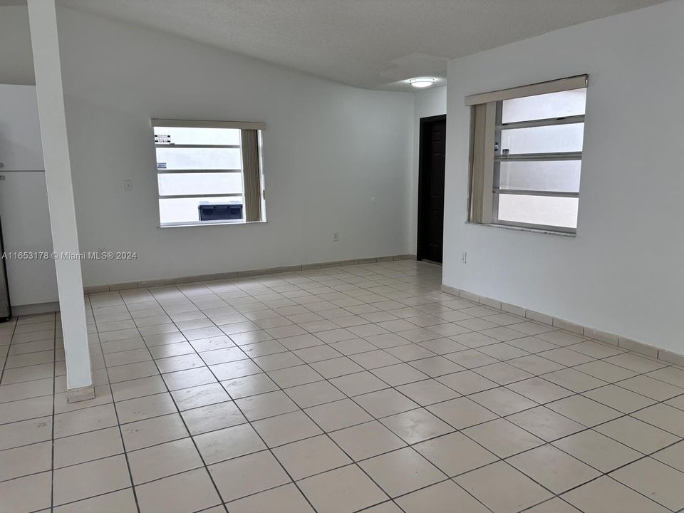 Active With Contract: $3,200 (3 beds, 2 baths, 1381 Square Feet)