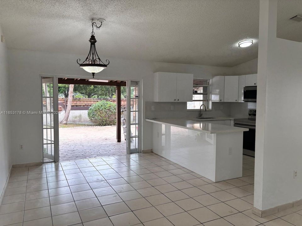 Active With Contract: $3,200 (3 beds, 2 baths, 1381 Square Feet)