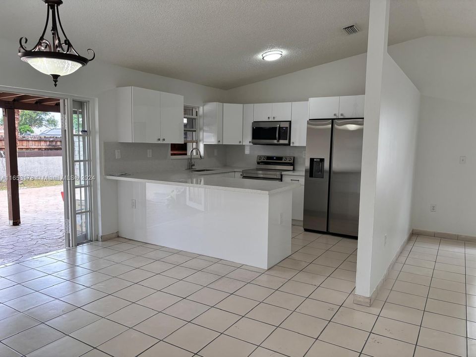 Active With Contract: $3,200 (3 beds, 2 baths, 1381 Square Feet)