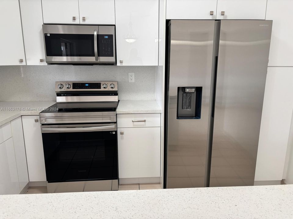 Active With Contract: $3,200 (3 beds, 2 baths, 1381 Square Feet)