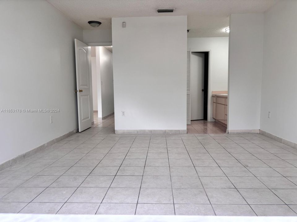 Active With Contract: $3,200 (3 beds, 2 baths, 1381 Square Feet)