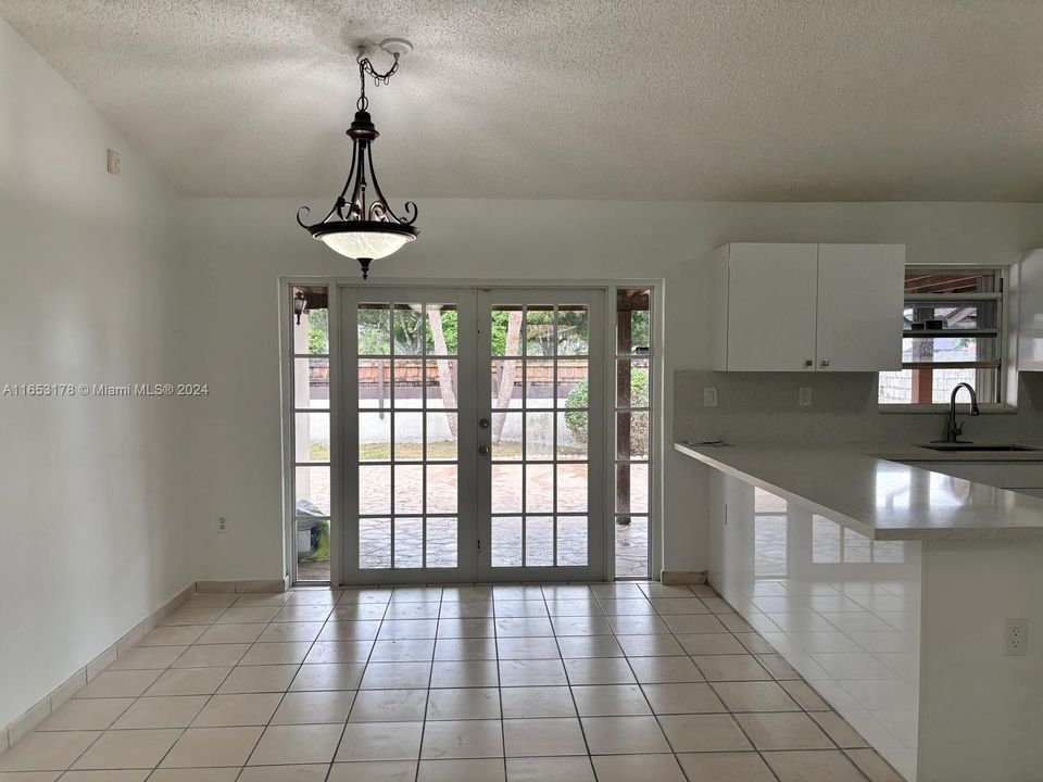 Active With Contract: $3,200 (3 beds, 2 baths, 1381 Square Feet)