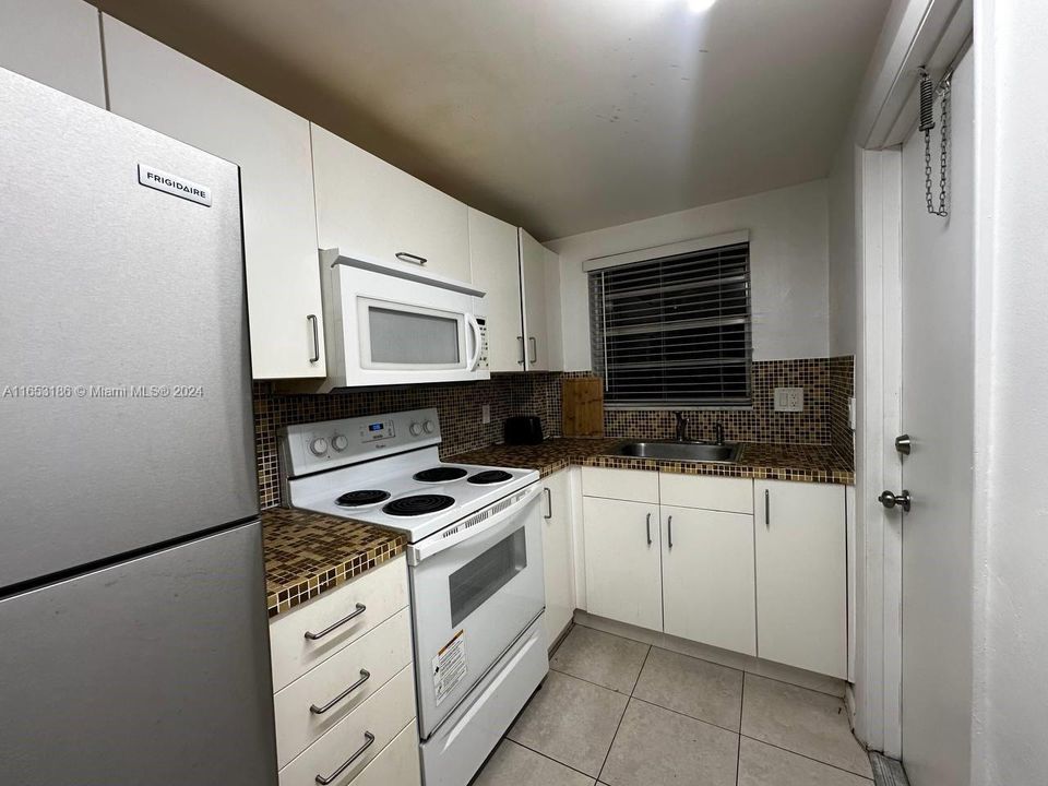 For Sale: $178,000 (1 beds, 1 baths, 620 Square Feet)