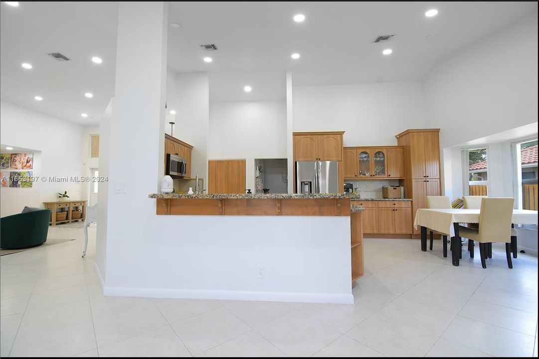 En Venta: $909,000 (5 camas, 3 baños, 2688 Pies cuadrados)