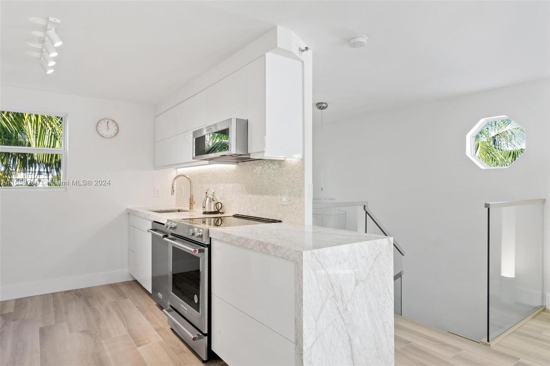 Active With Contract: $4,800 (2 beds, 2 baths, 1060 Square Feet)