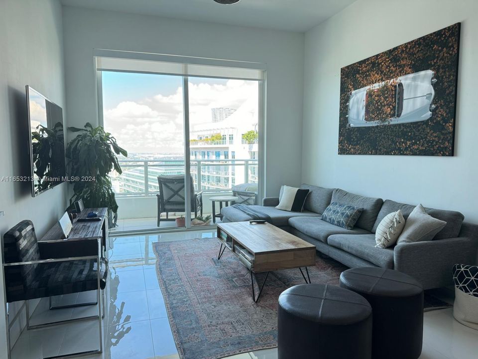 For Sale: $589,000 (1 beds, 1 baths, 748 Square Feet)