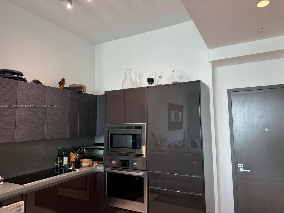 For Sale: $589,000 (1 beds, 1 baths, 748 Square Feet)