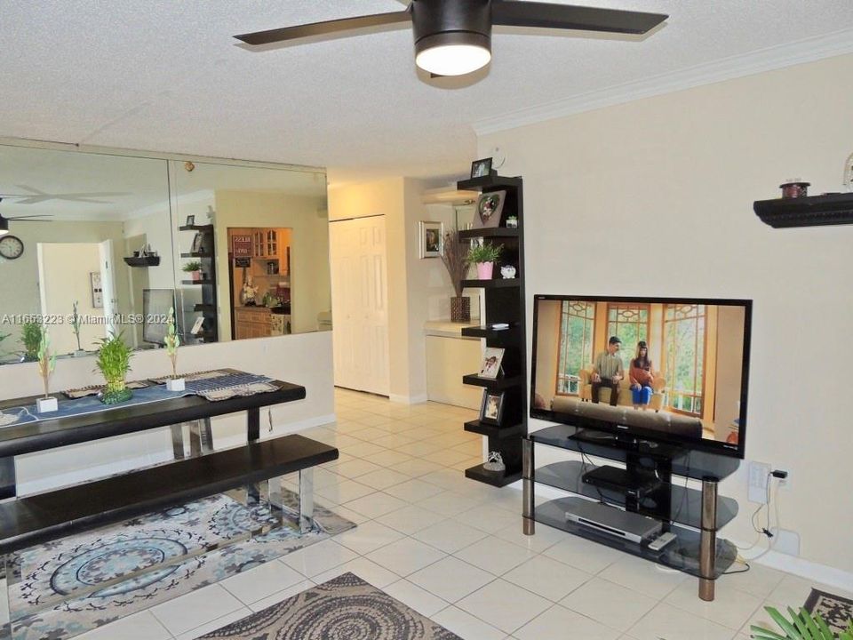 For Sale: $229,000 (1 beds, 1 baths, 653 Square Feet)